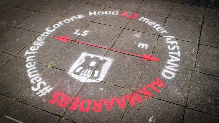 Anderhalve meter afstand extra onder aandacht gebracht met waarschuwingen
