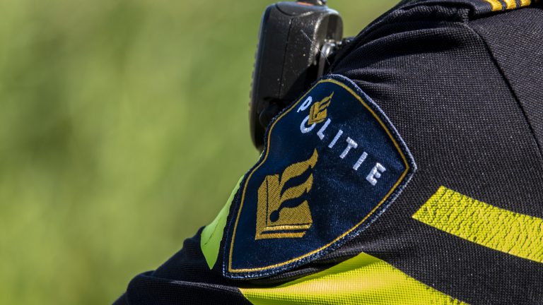 Vrachtwagen met kadavers op de zijkant in sloot langs Veenhuizerweg