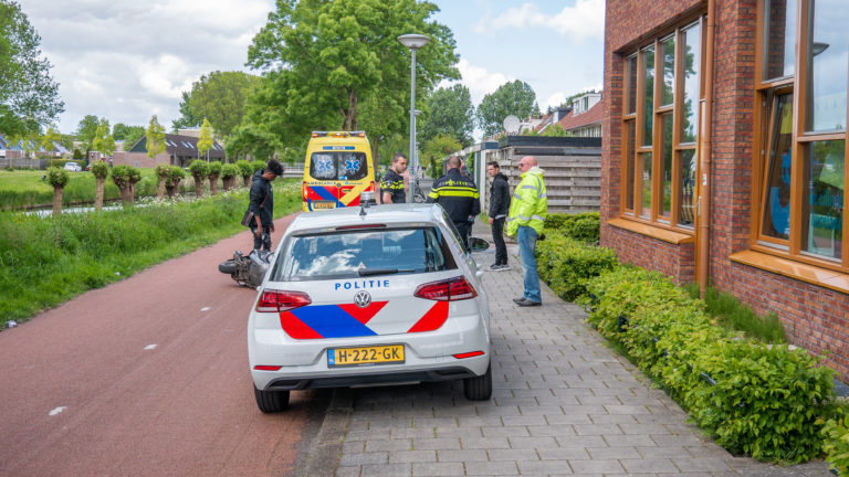 Inhalen tijdens afslaan; scooterbestuurder naar ziekenhuis gebracht
