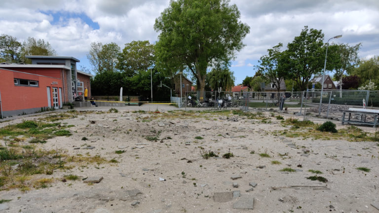 Geen voetbaldoeltjes en geen speeltoestellen in Stompetoren, wel tegels