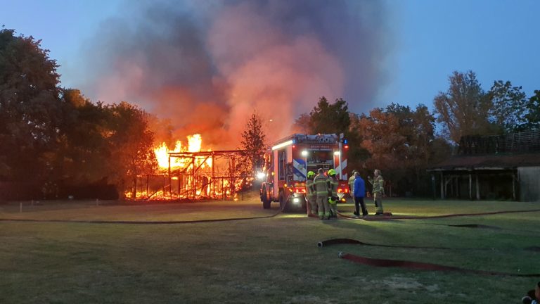 Ramptoeristen bij brand in Bergen maken het de hulpdiensten lastig