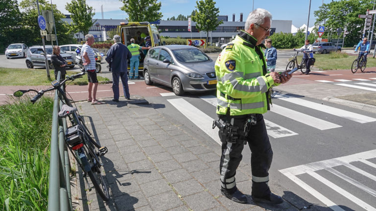 Fietsster naar ziekenhuis na aanrijding Westelijke Randweg Broek op Langedijk