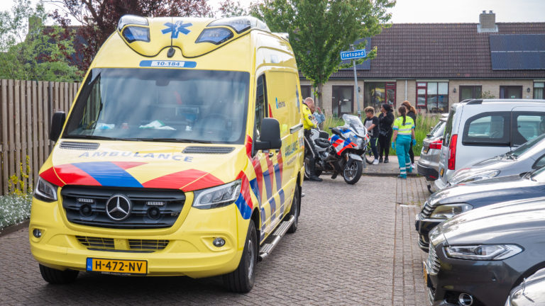 Passagier scooter raakt boom met been en raakt daarbij gewond