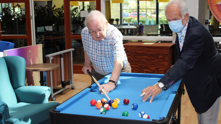 Gouden Dagen Heerhugowaard schenkt poolbiljart aan De Raatstede