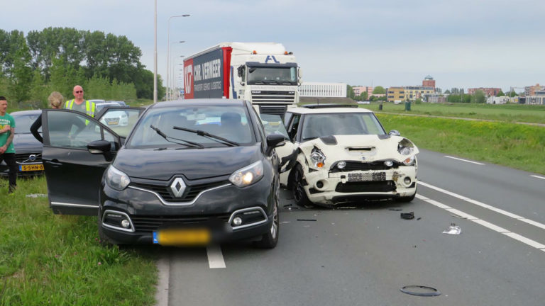 Drinkbeker rolt onder rempedaal; kopstaartbotsing op N242