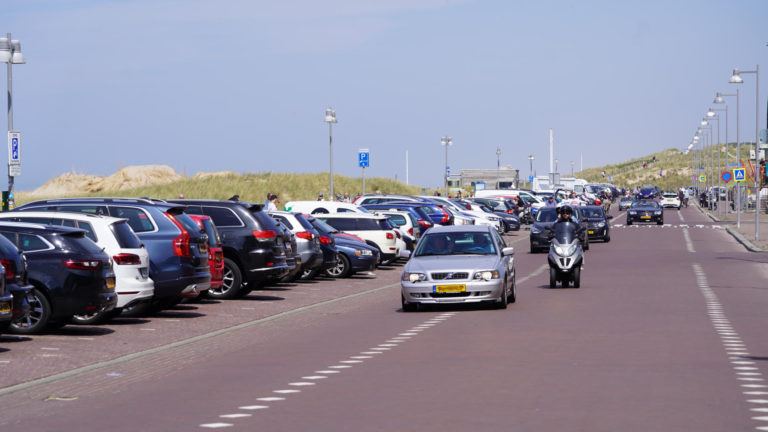 Toegangswegen naar stranden lopen vol, strand Castricum al dicht: “”Blijft thuis”