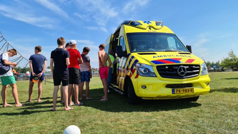 Achtergelaten glas zorgt op strand van Luna voor abrupt einde ‘middagje uit’
