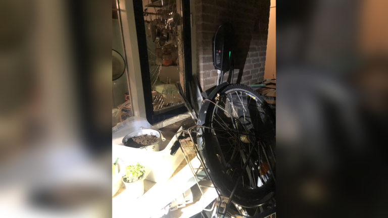 Fiets tegen keukenraam van huis aan Fazantstraat in Groet gegooid