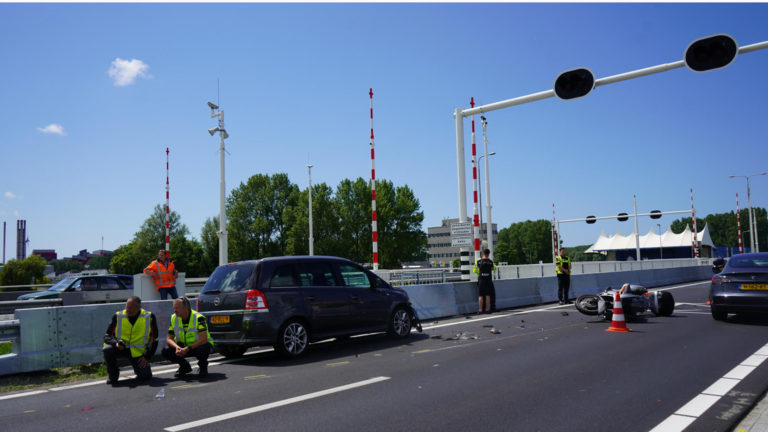 Motorrijder gewond na aanrijding op Leeghwaterbrug