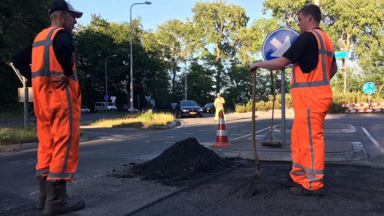 Auto’s staan in avonduren nog even vast voor Bergen aan Zee