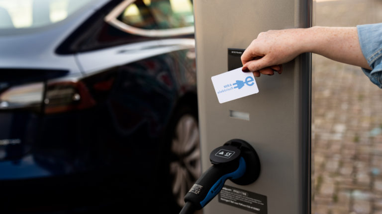 Oplaadpalen voor elektrische auto’s in gemeente Bergen worden slimmer