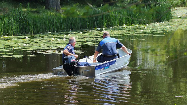 Bootje voor handhaving op en aan wateren in Heerhugowaard