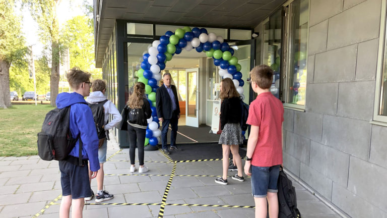 Feestelijke ‘eerste’ schooldag op PCC Heiloo: onder ballonnenboog door de school in