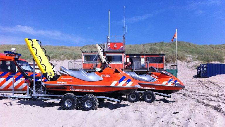 Reddingsposten langs strand nog niet bemand