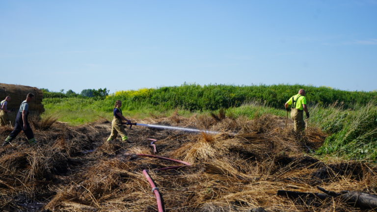 Rook- en geuroverlast in omgeving door rietbrand Geestmerambacht: ‘Sluit ramen en deuren’