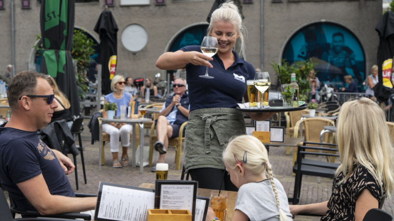 Terrassen Waagplein weer open: “Ik ben heel gelukkig, we hebben afgeteld”