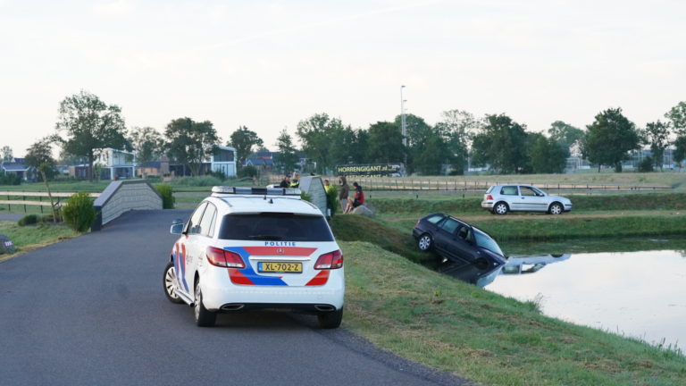 Auto te water bij Burgemeester Dalenbergstraat in West-Graftdijk