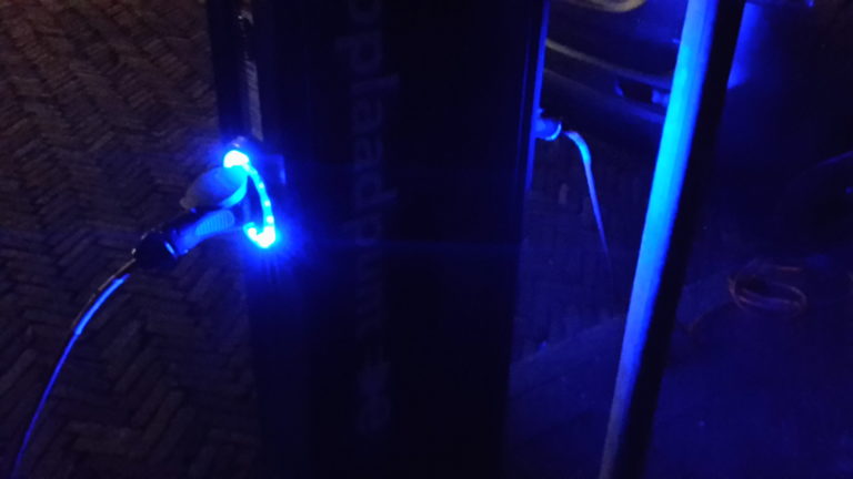 Alkmaar en Bergen plaatsen innovatieve laadpalen voor elektrische auto’s