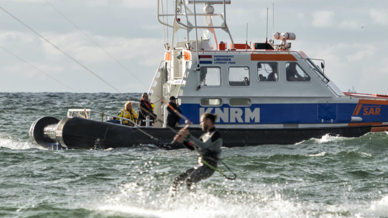 Kitesurfers riskeren boete voor surfen buiten de lijntjes in broedseizoen