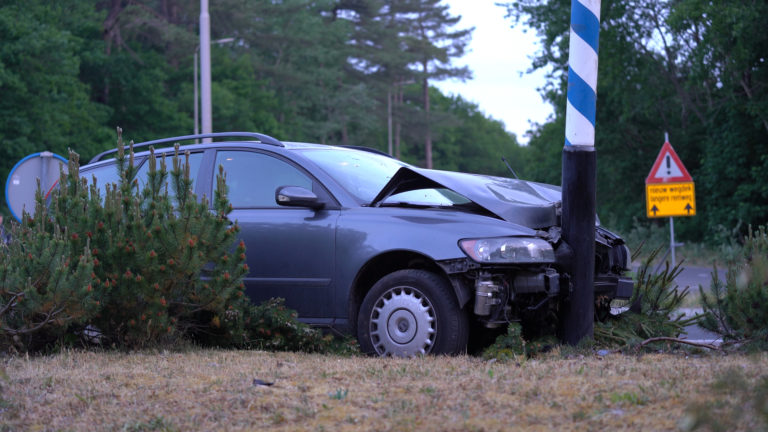 Auto maakt brokken op rotonde De Franschman Bergen