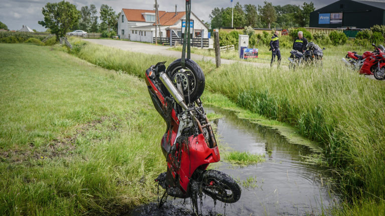 Net opgeknapte motor eindigt met bestuurder in sloot langs Hogenweg Schoorl