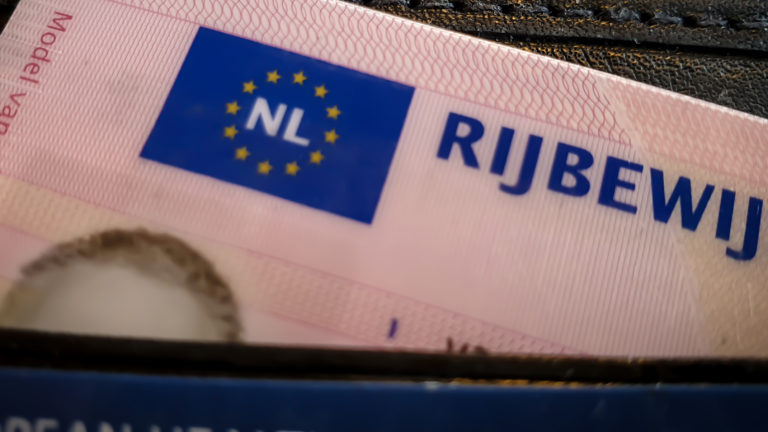 Vier weken celstraf voor Schoorlaar (75) die rijverbod aan laars lapte