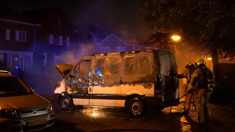 Kentekenplaten verbinden autobrand Egmond aan den Hoef met drugsdump in Woensdrecht