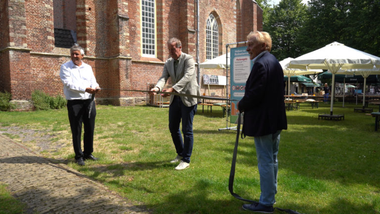 Grasveld rond Ruïnekerk in Bergen opengesteld als extra terras