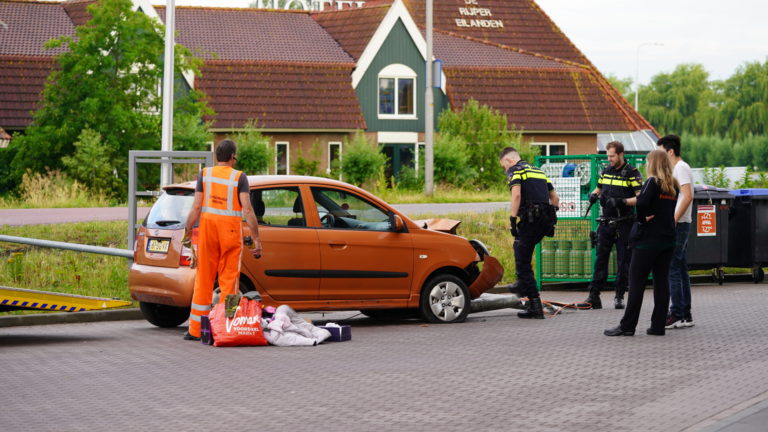 Rijper lantaarnpaal na botsing 20 meter meegesleurd