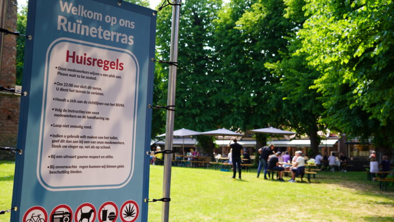 Vinger opsteken op Ruïneterras Bergen als je wilt plassen