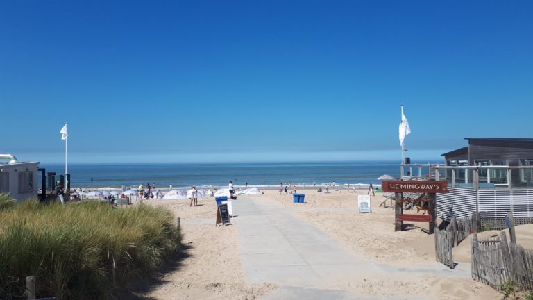 Mishandeling en overlast op strand van Bergen, wijkagenten langs bij strandpaviljoens