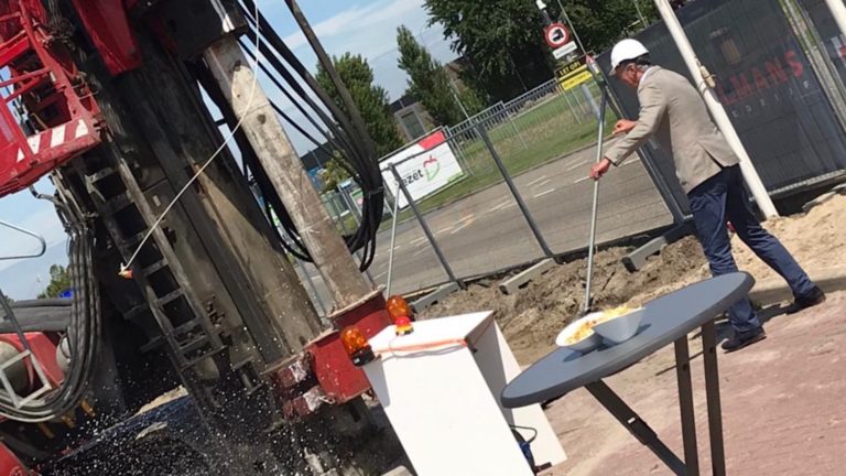 Eerste paal voor nieuwe kantoren bij Koninklijke Vezet Warmenhuizen