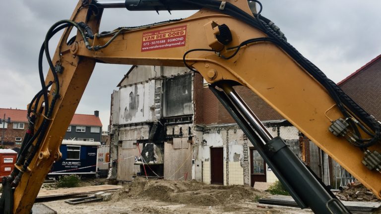 Luidruchtig begin van sloop fundering en kelder bij afgebrand Egmonds restaurant Klok