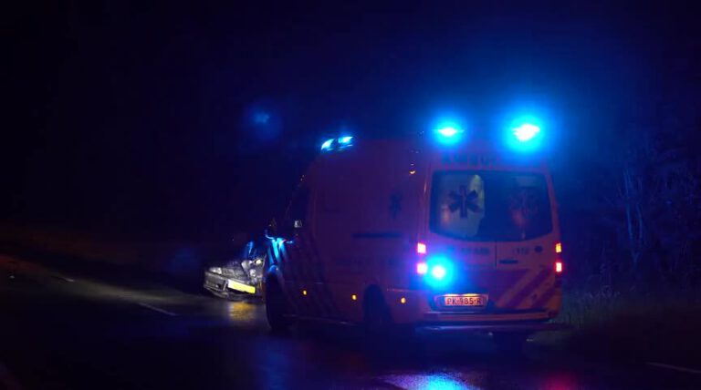 Zwaar eenzijdig ongeval op Huiswaarderweg, bestuurder zowaar ongedeerd (VIDEO)