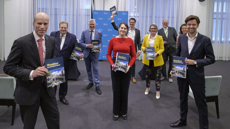 Wethouders Noord-Holland Noord overhandigen regionale woningbouwstrategie aan Kamerleden