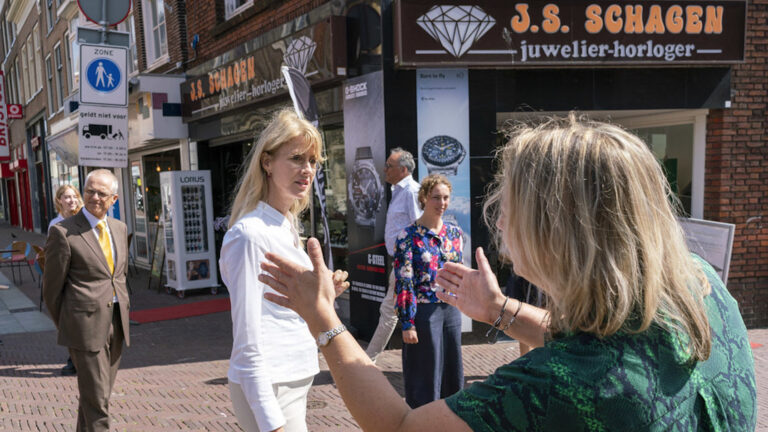 Staatssecretaris Mona Keijzer bezoekt Alkmaarse binnenstad om corona
