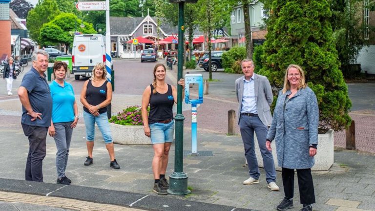 Vers gevulde bloembakken fleuren dorpshart Schoorl weer op
