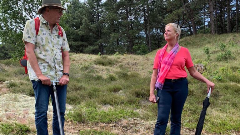 Gedeputeerde Esther Rommel krijgt stikstofschade in PWN-duinen te zien