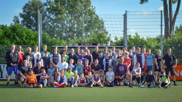 Hatzidiakos en Druif trainen Autivoetbalteams: “Dit is de leukste voetbaldag die ik ooit heb gehad!”