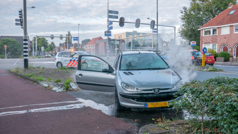 Brandweer blust autobrand op Kennemerstraatweg Heiloo