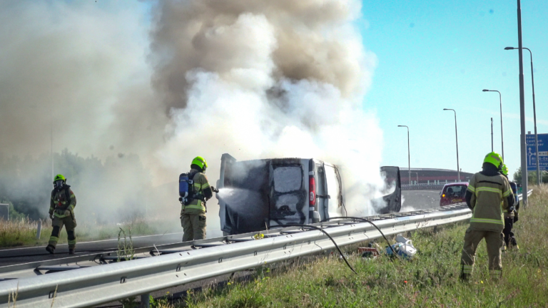 Rijdende bestelbus vat vlam en brandt uit op A9