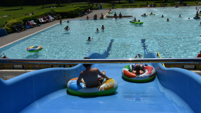 Komende dagen ‘familiezwemmen’ in buitenbad Hoornse Vaart