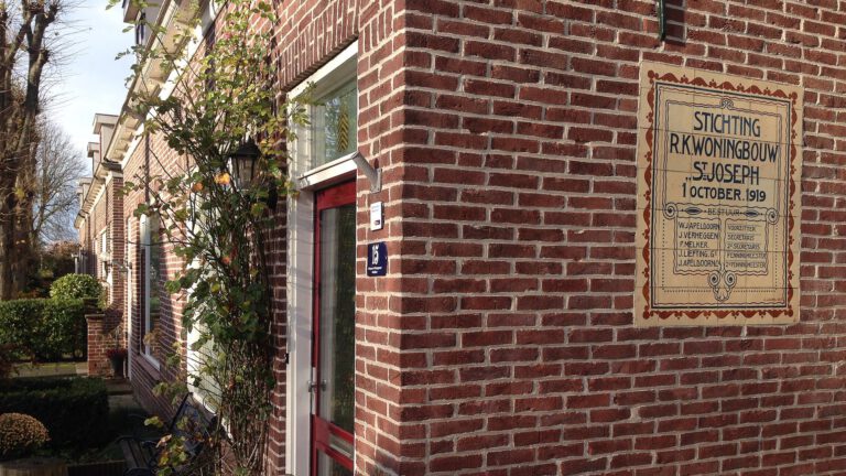 Vliegtuiglawaai nieuwste obstakel voor woningbouw Egmond-Binnen: “Zo lossen we woningnood nooit op”