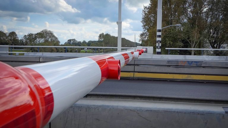 Monteur houdt wacht bij de Leeghwaterbrug, voor het geval dat…