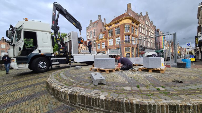 Gewelfde Stenenbrug hopelijk sterk genoeg voor sokkel en beeld Truus Wijsmuller