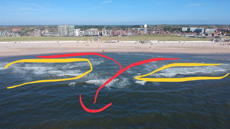 Stevige wind zorgt voor muien voor de kust van Egmond aan Zee