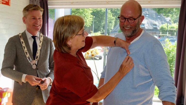 Directeur Welzijn Bergen Renze Engelkes neemt afscheid en krijgt lintje