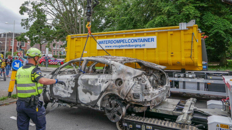 Omstanders krijgen langzaam zicht op schade in Singelgarage