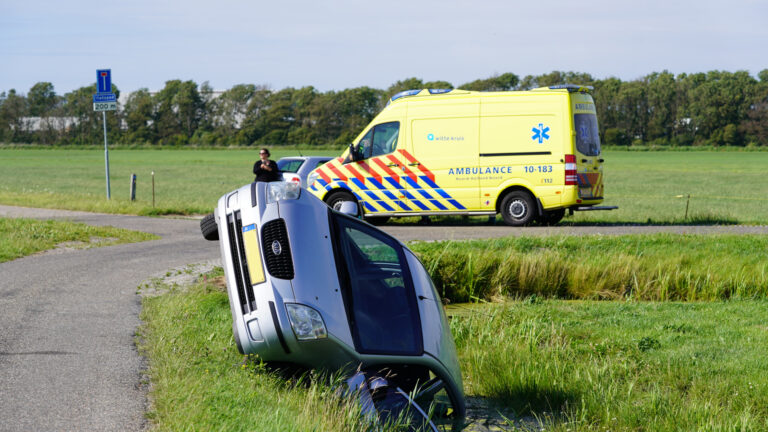 Auto belandt in sloot bij achteruitrijden op smalle weg in Groet