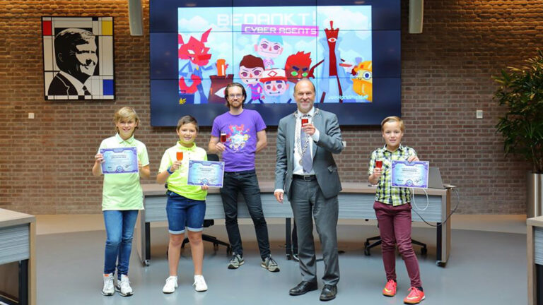 Burgemeester Blase huldigt Heerhugowaardse Junior Cyber Agents